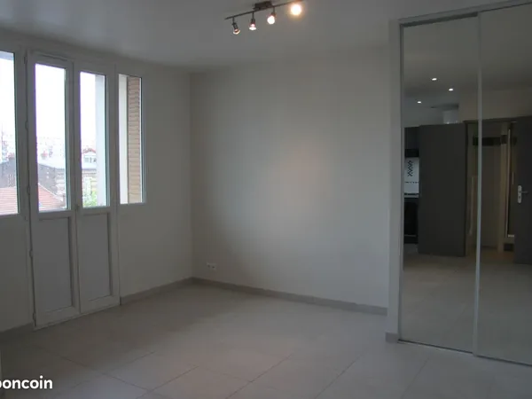 F1bis 23m² balcon Métro Villejuif Léo Lagrange