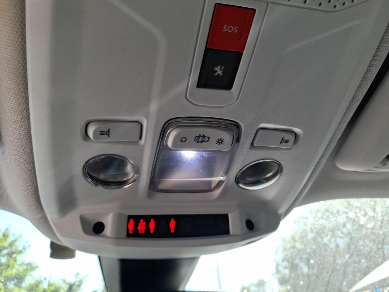 Peugeot 2008 1.2 puretech 100ch s&s allure pack — photo 16