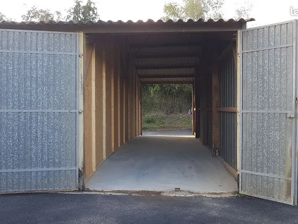 Grand local de stockage proche 4 voies accès 24/24