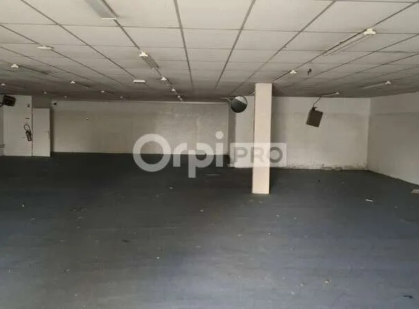 Vente local commercial 300m² à Serres-Castet