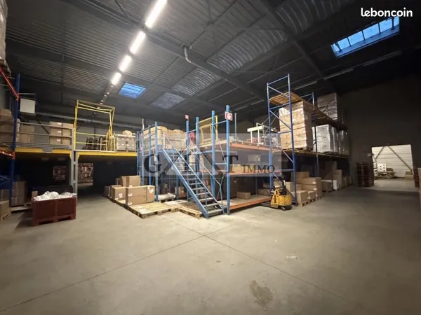Local industriel 2 400 m²
