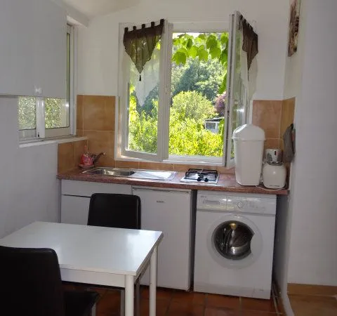 Studio /jardin /loue a l'annee a biot
