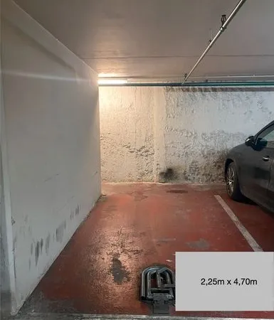Parking moto - scooter - voiture- velo - paris rue de berri 75008