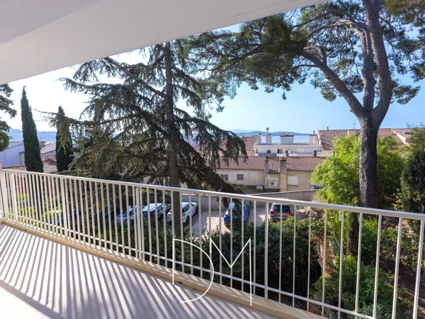 Appartement rénové avec terrasse et aperçu mer Bandol