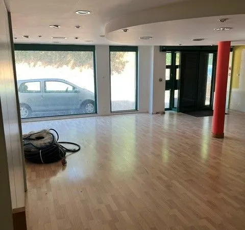 Local professionnel avec vitrine parking