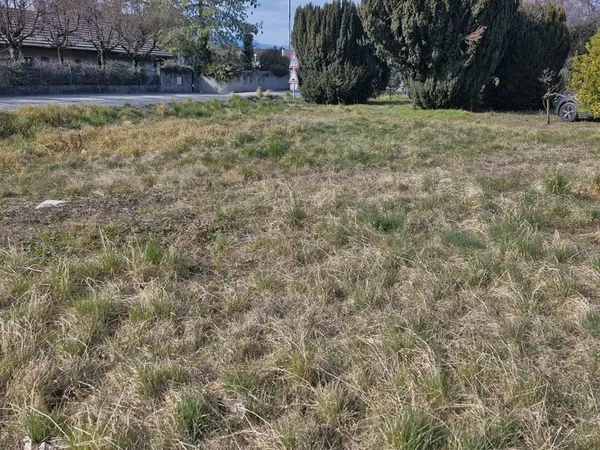 Terrain constructible de 400m² à CHENS-SUR-LEMAN en vente à 198 000