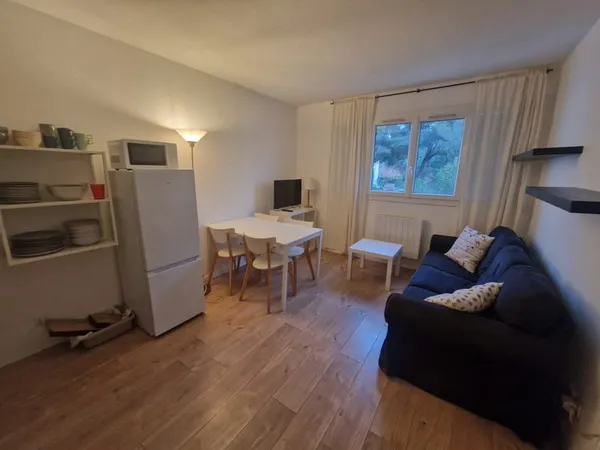 A LOUERS SAINT MANDRIER, T2 MEUBLE DANS UNE RESIDENCE AVEC P
