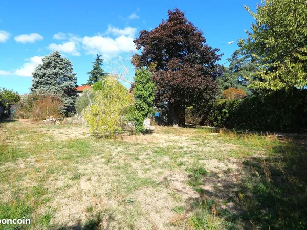 TERRAIN CONSTRUCTIBLE DE 713 m2