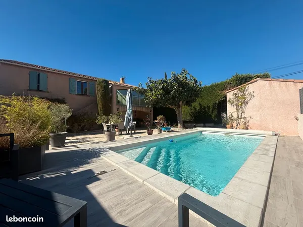 MARIGNANE, Maison non mitoyenne sans vis à vis au calme, piscine, garage et sous sol aménagée en T2