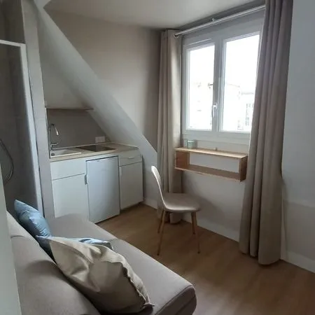 Chambre de bonne rénovée et meublée - idéal pied-à-terre - Paris 11è rue St Maur