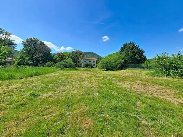 Une propriété rare avec terrain constructible, accès à l'Orb et fort potentiel d'aménagement sur Le 
