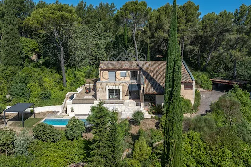 Maison 8 pièces 250 m²