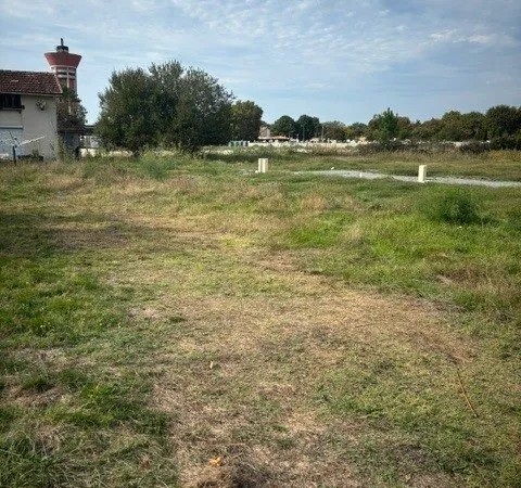 Situé sur la commune d'Ambares les Graves au ...