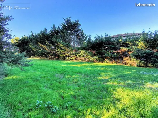 Terrain à bâtir de 855 m² à VELAUX (13)