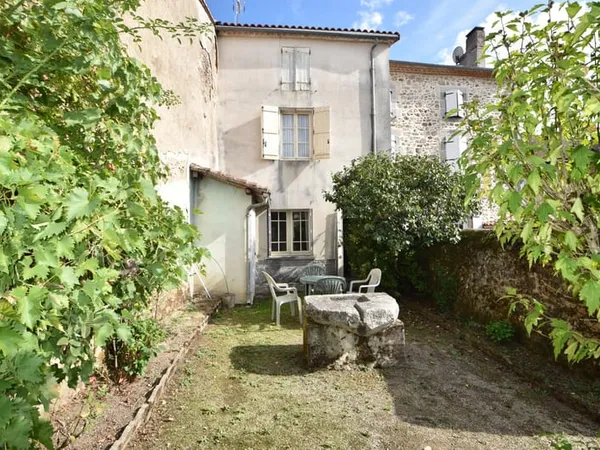 Maison de village avec jardin, vue campagne et grange