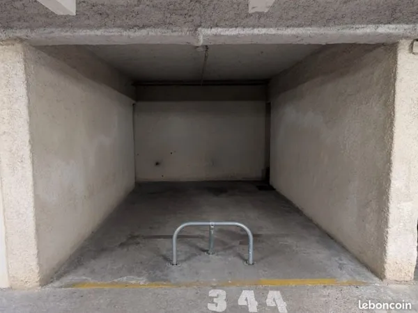 Loue place de parking (box ouvert)