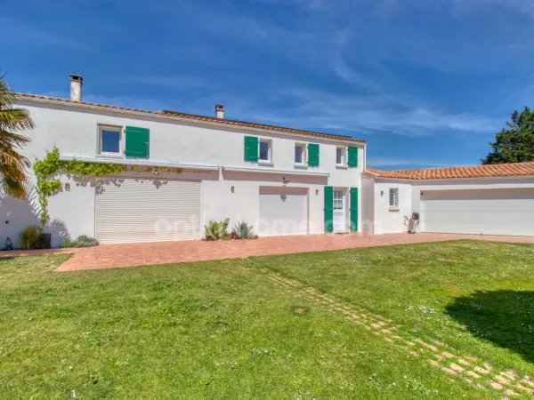 Bourg de Saint-pierre d'Oléron, proche commodités sur terrain 1300m²: maison 6 chambres + 2 studios 