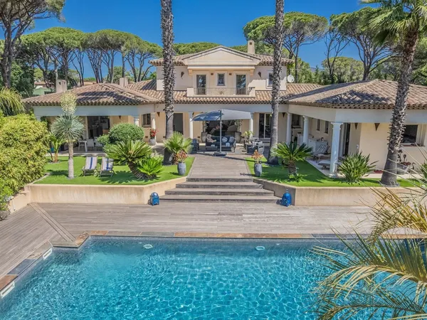 VILLA DE STANDING 8 PIECES AVEC PISCINE SUR LES GOLFS DE SAINT RAPHAEL