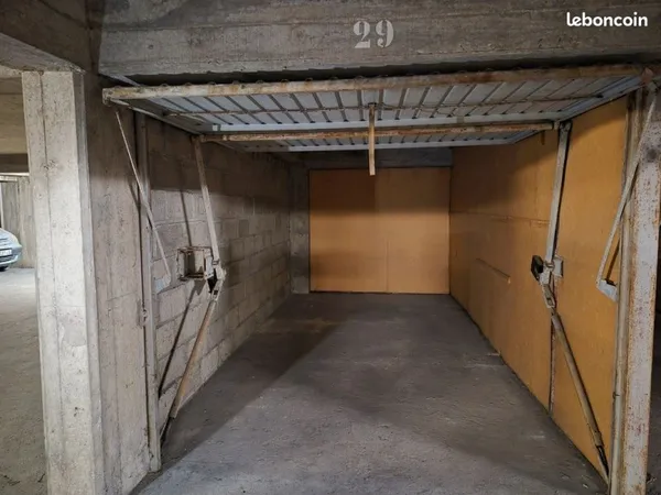 Parking / box Le Mans