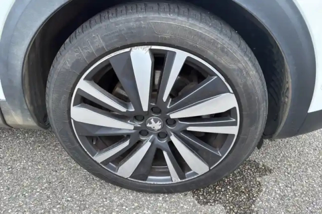 Peugeot 3008 hybrid4 300 e-eat8 — photo 14