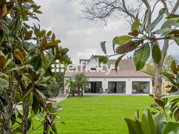Maison 9 pièces 330 m²