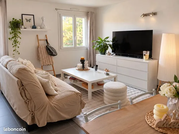 Très beau Studio avec Cave et Place de Parking