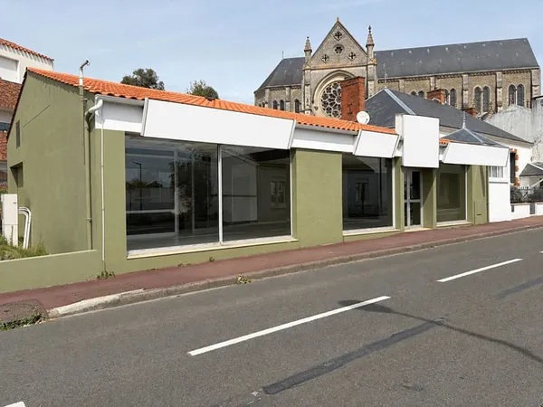 LOCAL COMMERCIAL 180 m² -CENTRE Challans -PARKING PRIVÉ