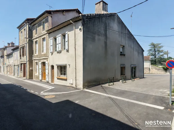 A Vendre Maison en pierre de 118m² avec quatre pièces et terrasse couverte à Condom