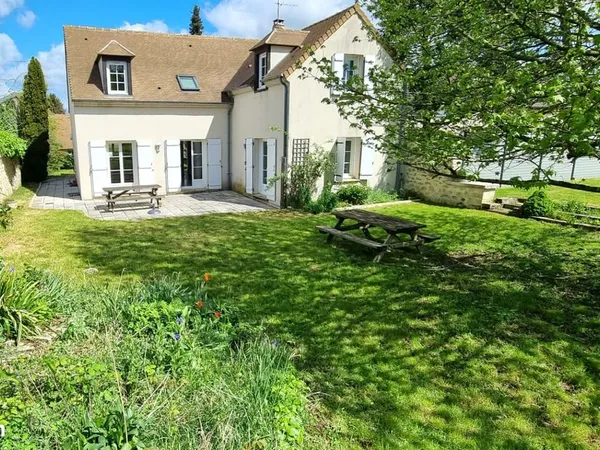 Maison/Villa de 170 m2 + sous-sol total de 80 m2 , 6 pièces, 4 chambres sur un terrain de 1286 m2
