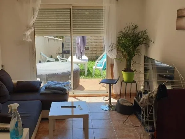 Bas de maison de ville T2 + jardin + 2 parkings