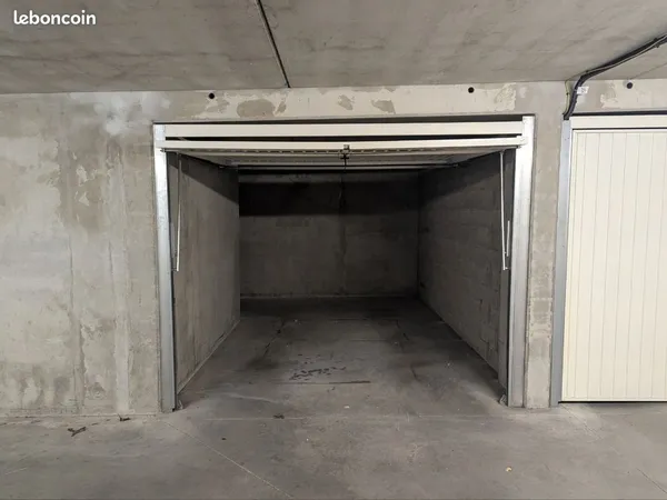 Garage + stockage 3 m² - Tram T2 à 2 min - Résidence récente - Jet d'Eau (Lyon 8º)