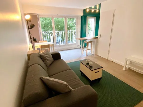 Grand studio refait à neuf 20 ème arrondissement
