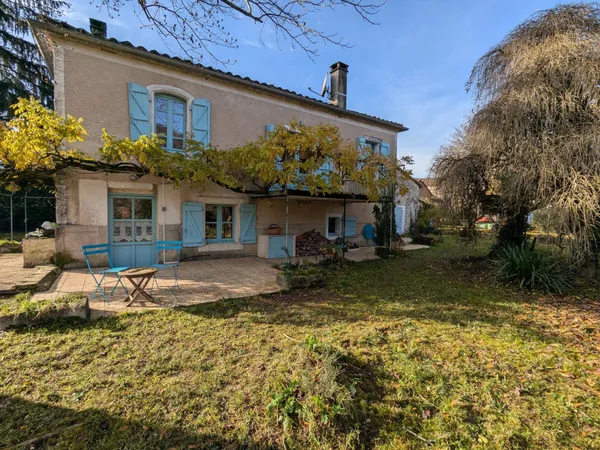 Charmante maison en pierre à Cazals avec son jardin.