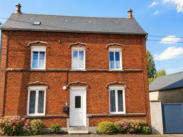 Maison individuelle rénovée + de 80 m² + grand jardin- Emplacement central idéal