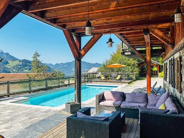Charmant Chalet avec Piscine chauffée et Jacuzzi en Savoie