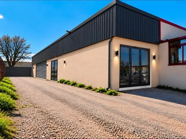 À LOUER - LOCAL D'ACTIVITÉ 120 m² - BAILLARGUES (34670)