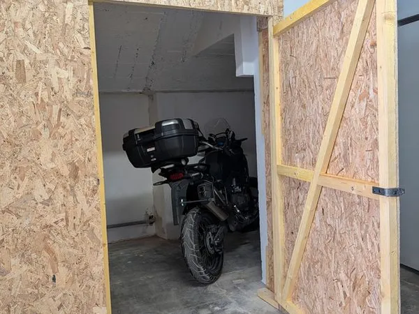 Hyères - Box sécurisé de 7 m², pour stockage de matériel professionnel