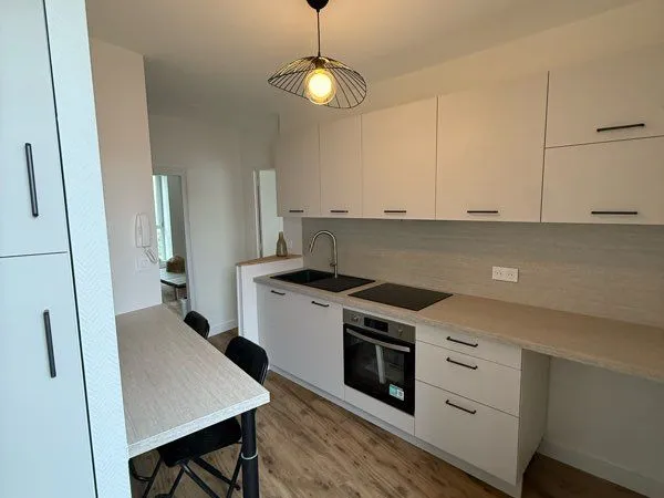 Appartement deux chambres avec cuisine équipée, entièrement rénové