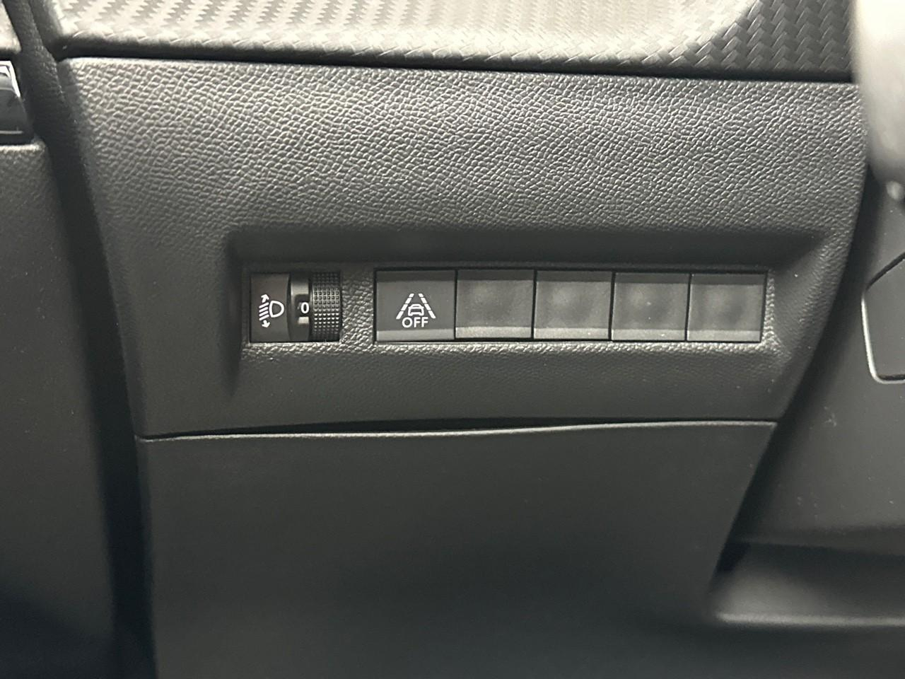 Peugeot 2008 puretech 130 s&s eat8 allure pack — photo 16