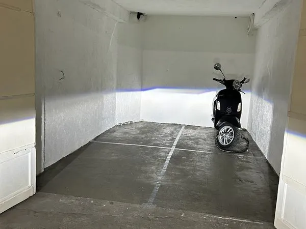 Box fermé en sous-sol pour moto ou scooter - Nice Carras / Ferber À louer : emplacement dans un gara