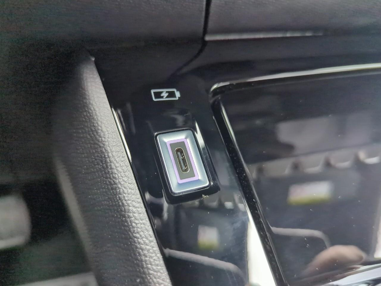 Peugeot 2008 hybrid 145 ch e-dcs6 allure — photo 25