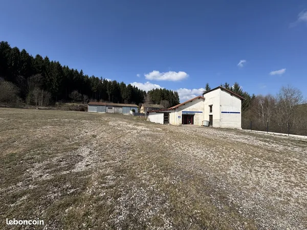 Local 700 m² Estivareilles