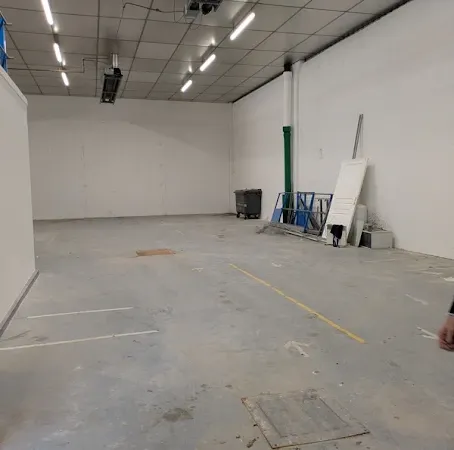 Local 5 pièces 242 m²