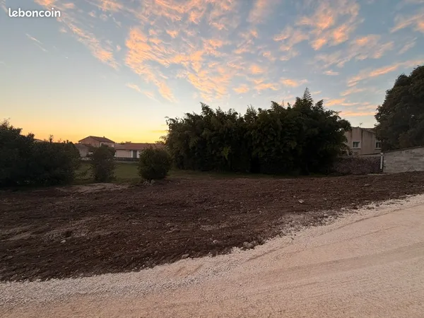 Terrain viabilisé et libre de construction 833 m²