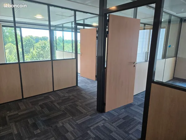 Bureau 102,70 m² cloisonnement vitré