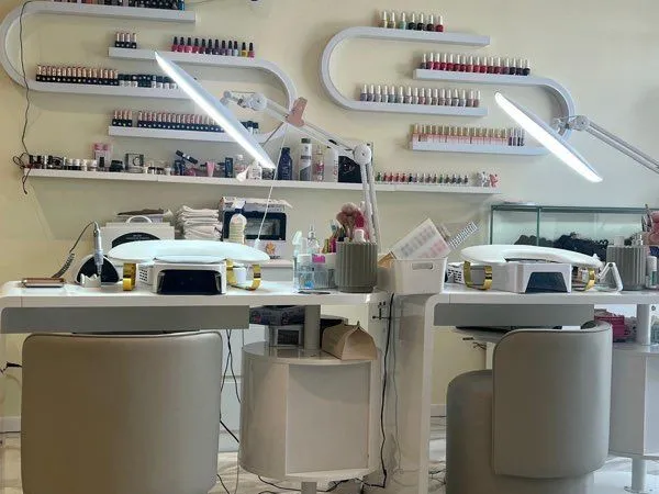 Un nouveau salon idéalement situé à Cannes recherche un(e) coiffeur(-euse) qualifié(e) et sympathiqu