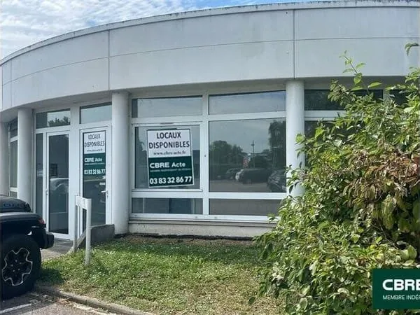 Local d'activité 303 m²
