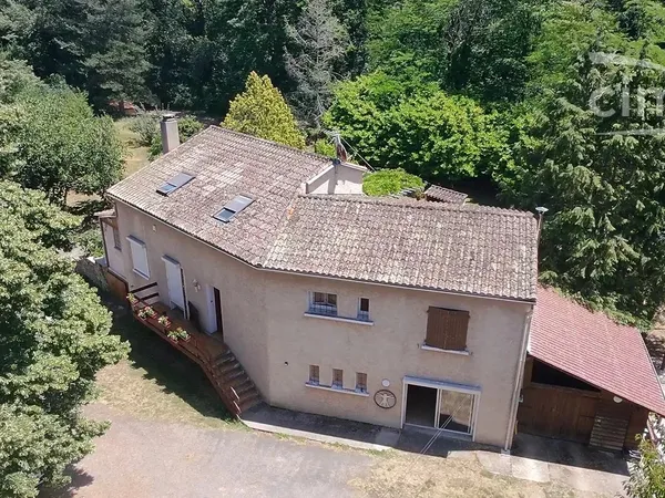 A vendre une grande maison sur un beau terrain de 3351 m²