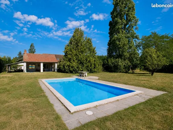 Magnifique terrain de 1282 m2 avec piscine, dépendances et réseaux