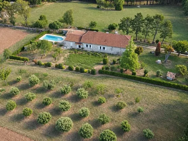 Grange en pierre restaurée (5 chambres) avec dépendance s et